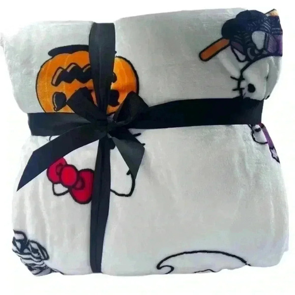 Hello Kitty Halloween Blanket - Picture 3 of 3